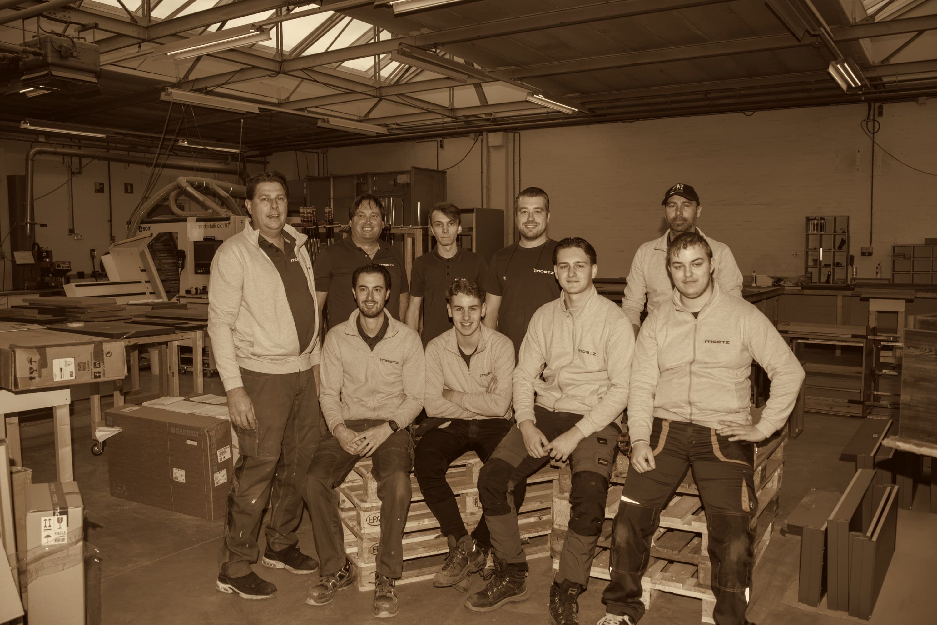 Het team van Moetz in de werkplaats